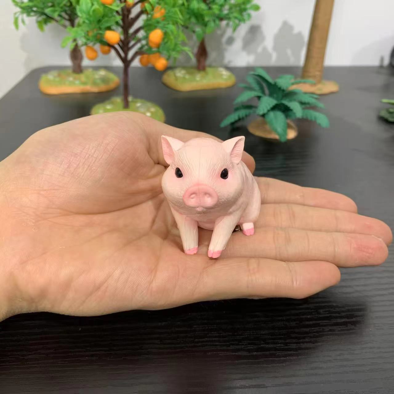 Home Office Freelancer - ชุดตกแต่งห้องรูปหมูจิ๋ว, รูปปั้นลูกหมูเรซิ่นสำหรับตกแต่งสวนจิ๋ว บ้าน และโต๊ะทำงาน ของตกแต่งงานปาร์ตี้ ของขวัญคริสต์มาส